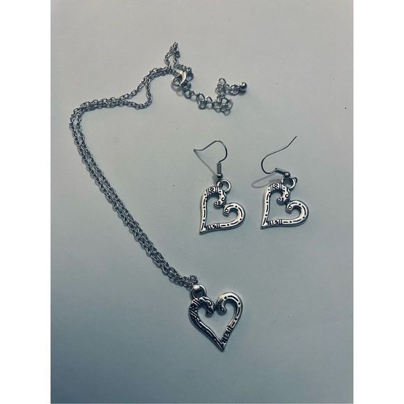PRETTY SILVER HEART NECKLACE AND EARRING SET - Picture 4 of 5